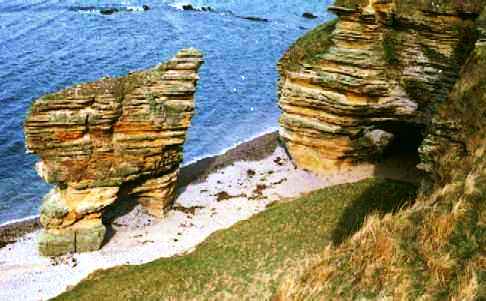 ' 7 miles of caves, cliffs, rockpools & stacks ' [Link to Cummingston & Covesea stacks]